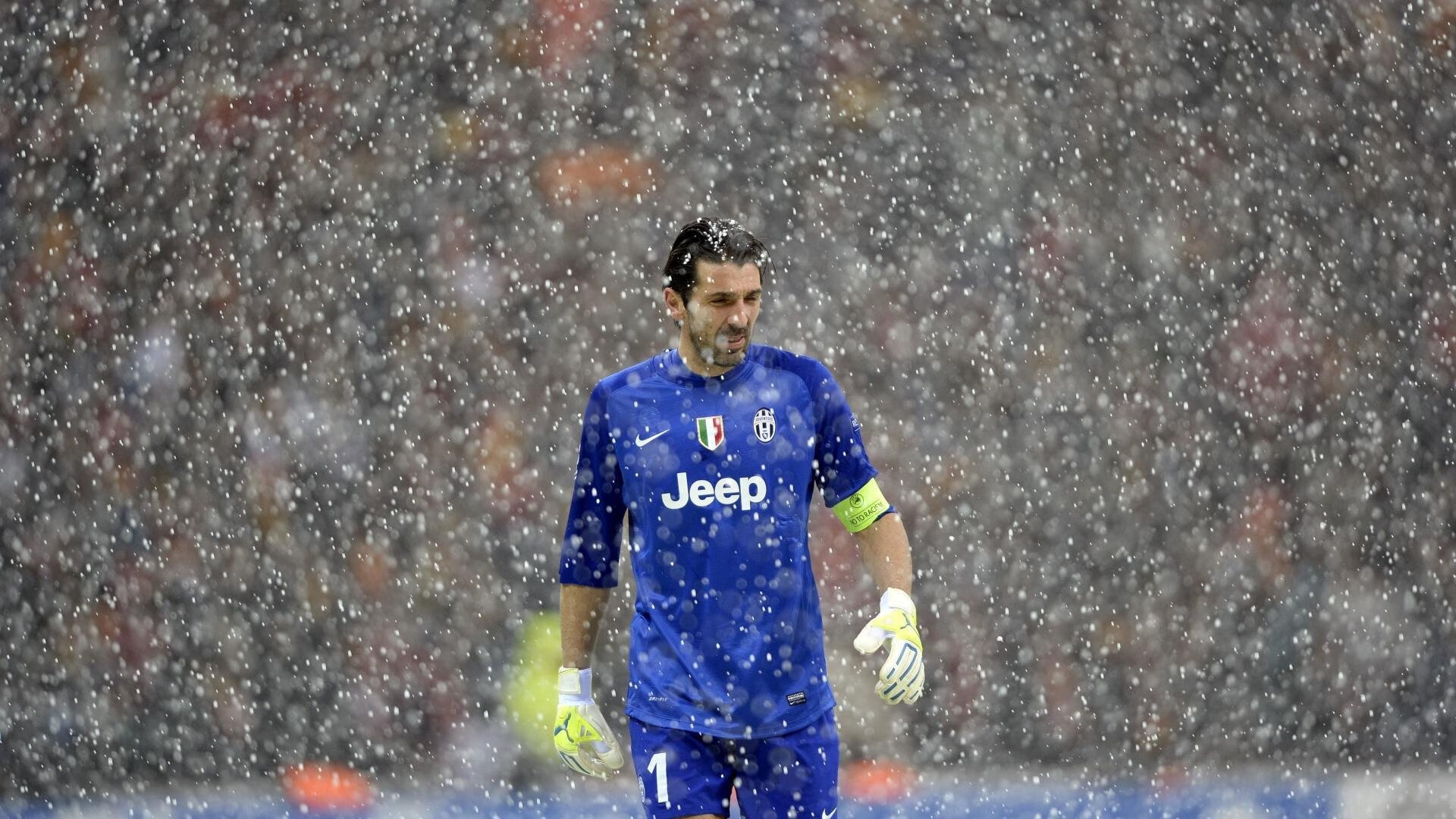 全国游泳冠军赛女子400米自由泳 李冰洁半程确立优势轻松夺金，女子400米自由泳颁奖